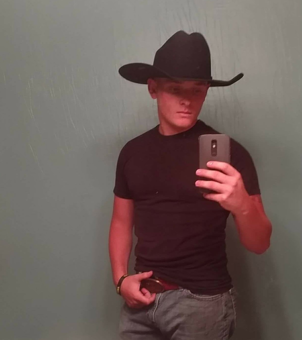 Robbie wearing a cowboy hat